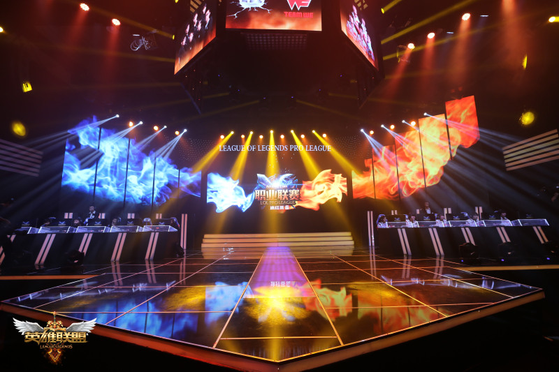 电竞选手队服亮相：赛季初始形象拍摄现场揭秘，选手拍照姿势与摄影师光线调整全记录